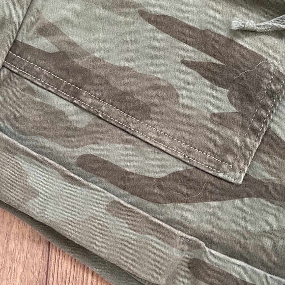 Splendid Green Camo Stretch Shorts - Picture 4 of 7